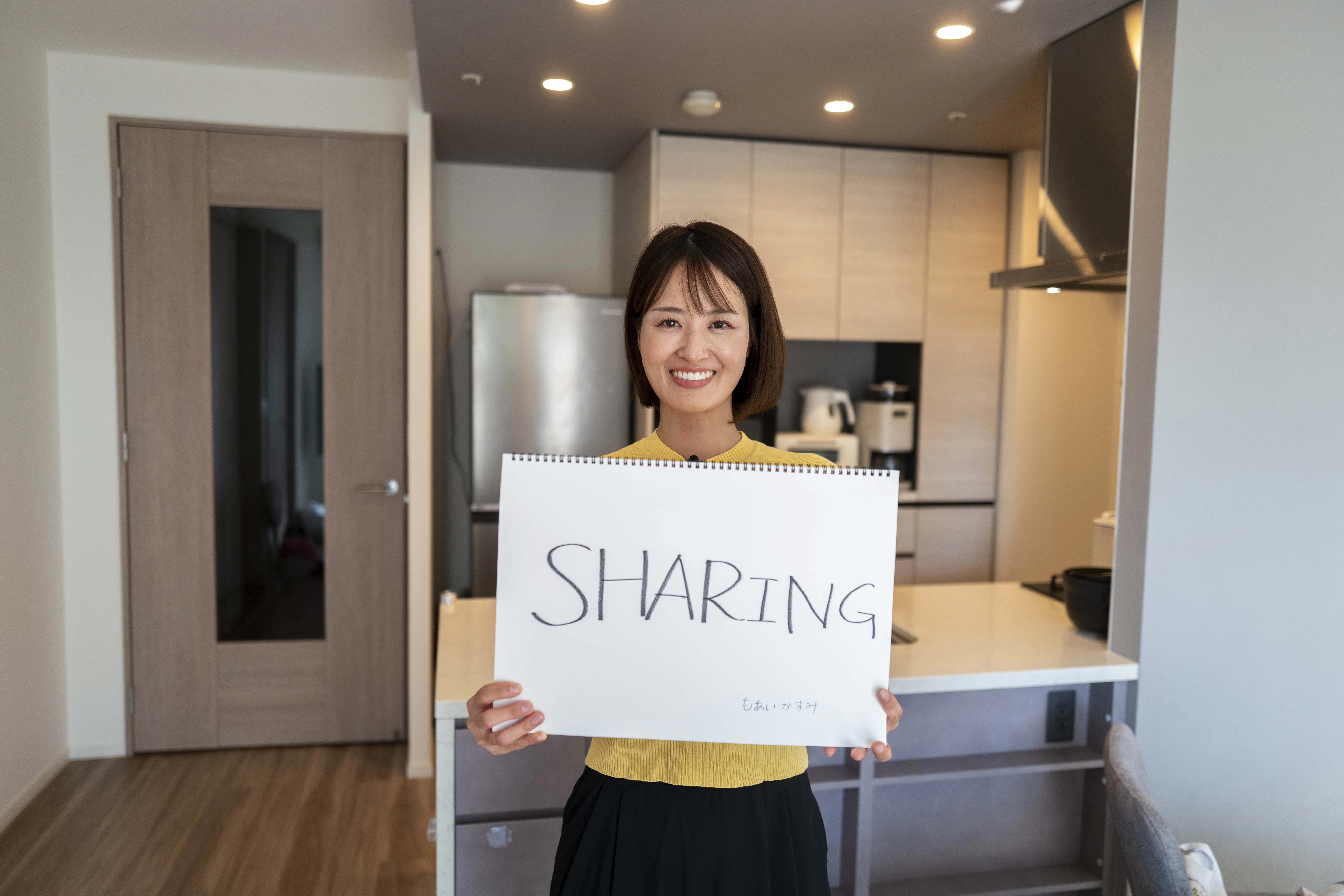 SHARINGと書かれたフリップを持ったもあいさん