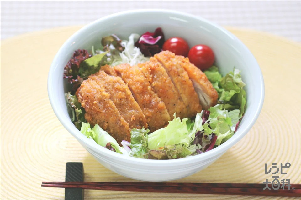 超簡単チキンサラダ丼　～チキンをヨーイ丼～
