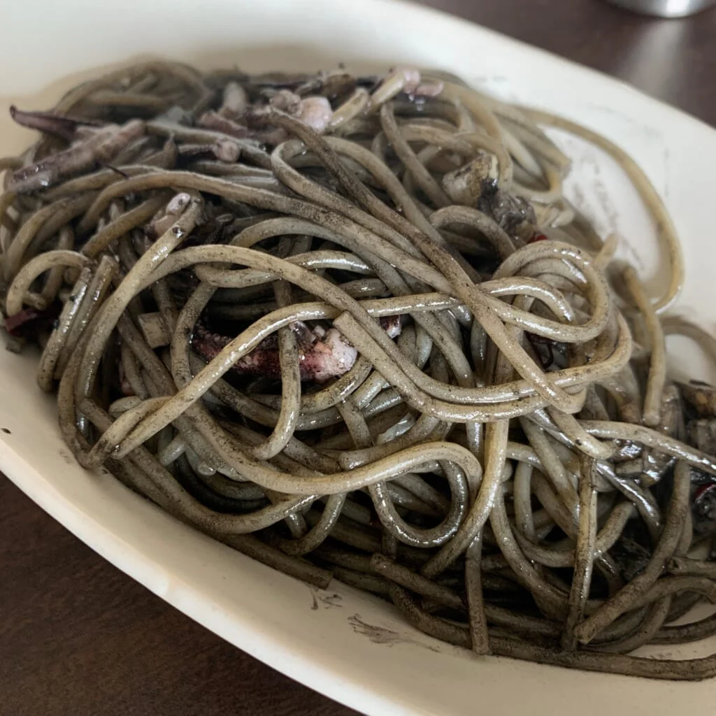 自身で釣ったイカで作った、イカ墨パスタ