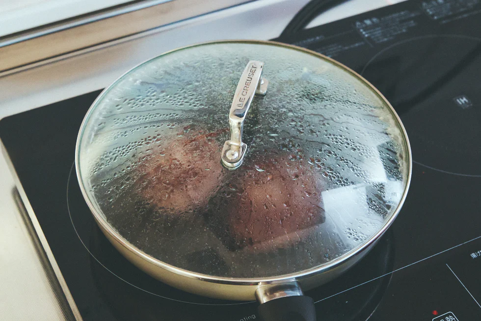 焼き色が付いたら裏返し、ふたをして約8分蒸し焼きにする