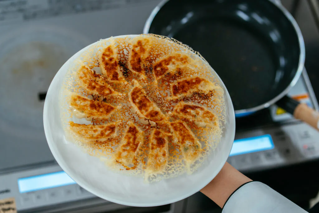 ガスとIHでそれぞれ実践!「ギョーザ」をきれいに焼くコツ