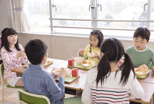 公立小の給食費の抜本的な負担軽減を実現
