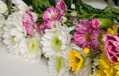 故人に捧げる献花とは？葬儀に用いる花の区別、宗教別の対応を解説