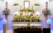 家族葬の生花祭壇の相場やサイズ・デザインについて徹底解説