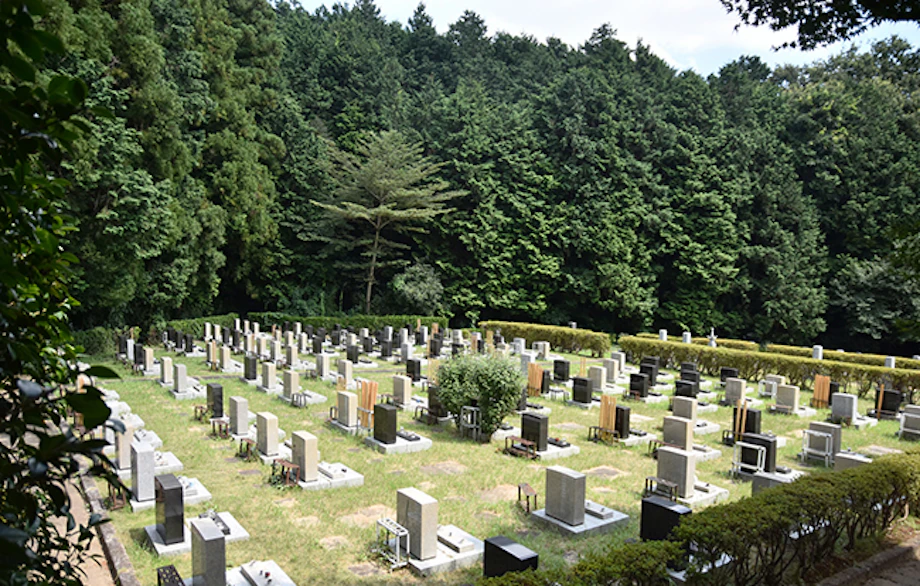 創価学会の墓地とは?種類・費用相場・お墓参り・納骨方法を解説|小さなお葬式 創価学会の墓地とは?種類・費用相場・お墓参り・納骨方法を解説|小さなお葬式