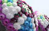 花輪とは一体？葬儀で贈る際のマナーや注意点を解説します