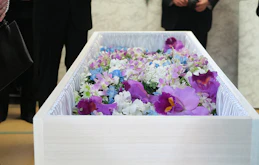 棺桶のサイズや種類、副葬品を入れる際の注意点について