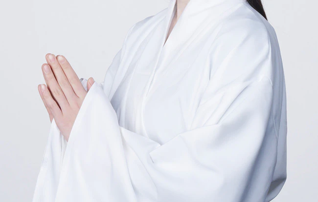 死装束はなぜ左前で着せるのか？理由と着せ方の注意点を解説