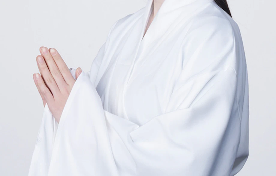 死装束はなぜ左前で着せるのか?理由と着せ方の注意点を解説|小さなお葬式