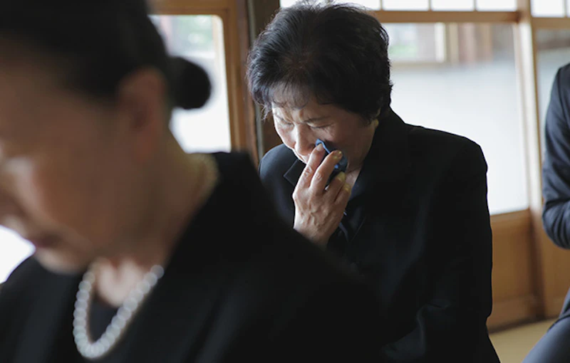 親が亡くなったら忌引きの休みは何日もらえる?|小さなお葬式