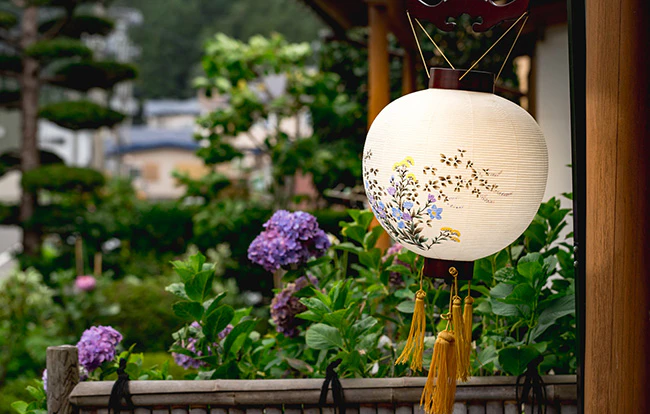 初盆の飾り方は？お供え物の種類や宗派ごとの違いを解説します