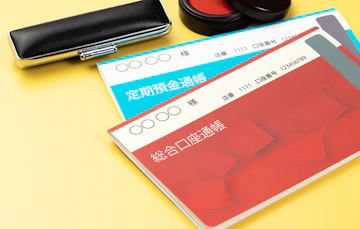 親が亡くなったら銀行口座はどうなる？凍結のタイミングと引き出し・葬儀費用の払戻し