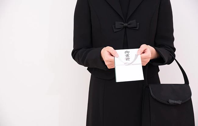 香典を渡すときのマナーとは？渡し方やお悔やみの言葉も詳しく解説