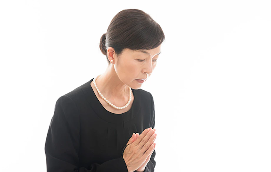 「ご冥福をお祈りします」の意味とその使い方とは?言い換えの表現も解説|小さなお葬式