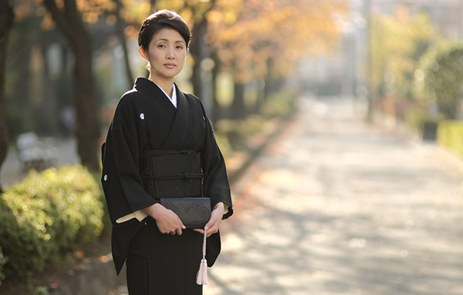 通夜に着ていくのは礼服でよい？礼服と喪服の違いや通夜のマナー