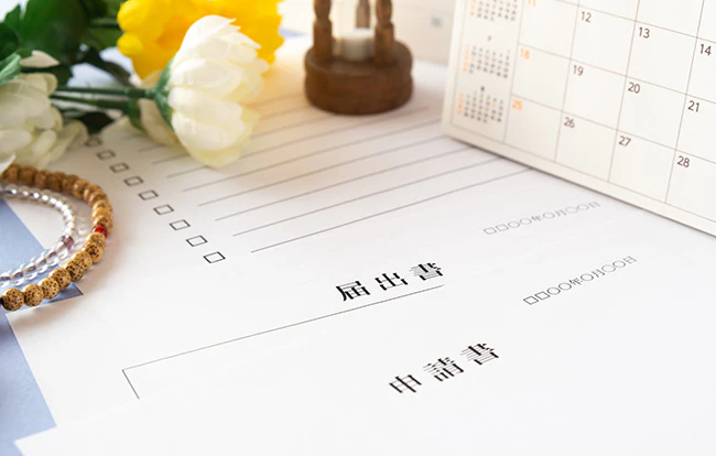 死亡届などの届出の必要書類は？身内が亡くなったときの手続きまとめ