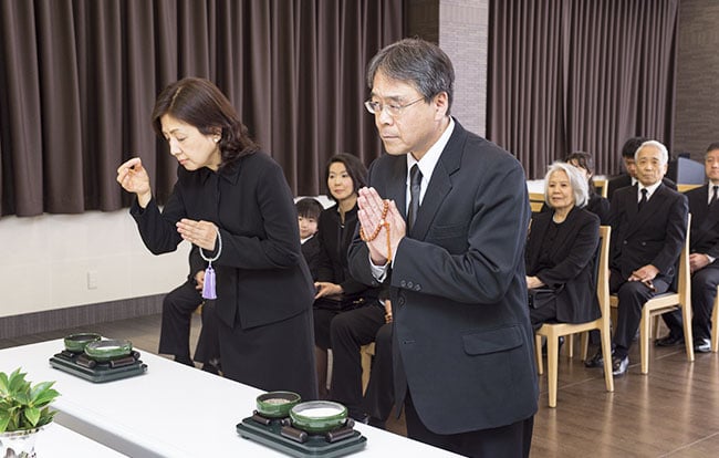 お通夜とは 基礎知識と遺族側 参列者側が知っておくべきマナー