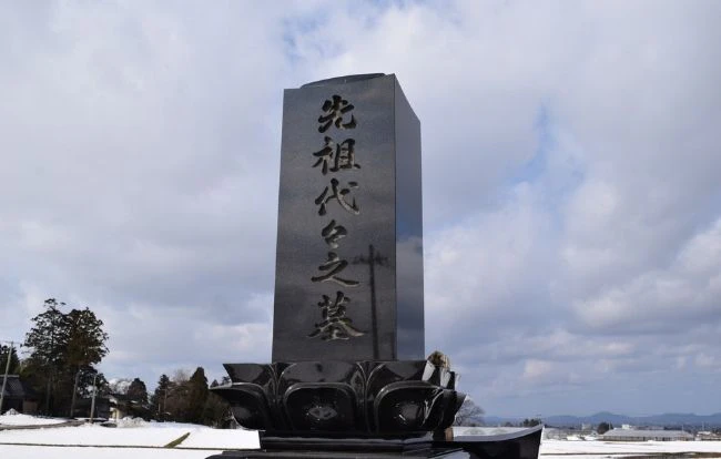 お墓参りは年末年始でもできる？注意点やおすすめのお供え物を紹介