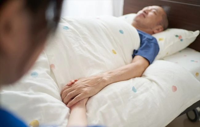 点滴なしだと寝たきりの患者の命は何日もつ？老衰死が増えた背景や余命を解説