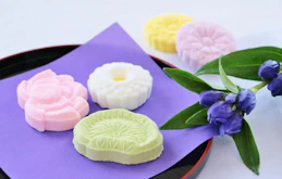 仏壇にお供えする砂糖菓子とは？落雁の由来・意味・飾り方・食べ方を解説