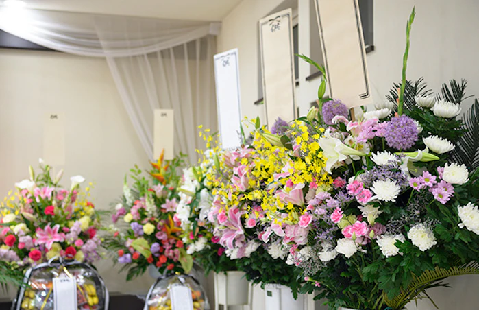 お通夜にお花を送っても大丈夫？「供花」のマナーや種類、相場も徹底解説！｜小さなお葬式