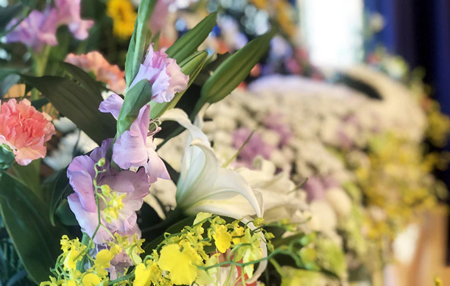 家族葬での祭壇選び！話題の「花祭壇」とはどんなもの？