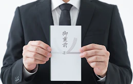 通夜・告別式とは？当日の流れや香典の費用目安・香典袋の書き方を解説