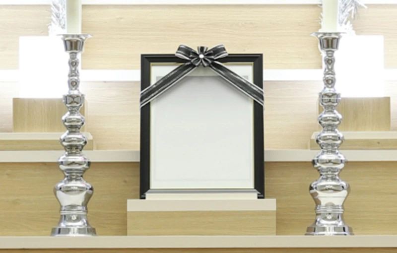 遺影フレームに決まった色は存在する?フレームの購入方法も紹介|小さなお葬式