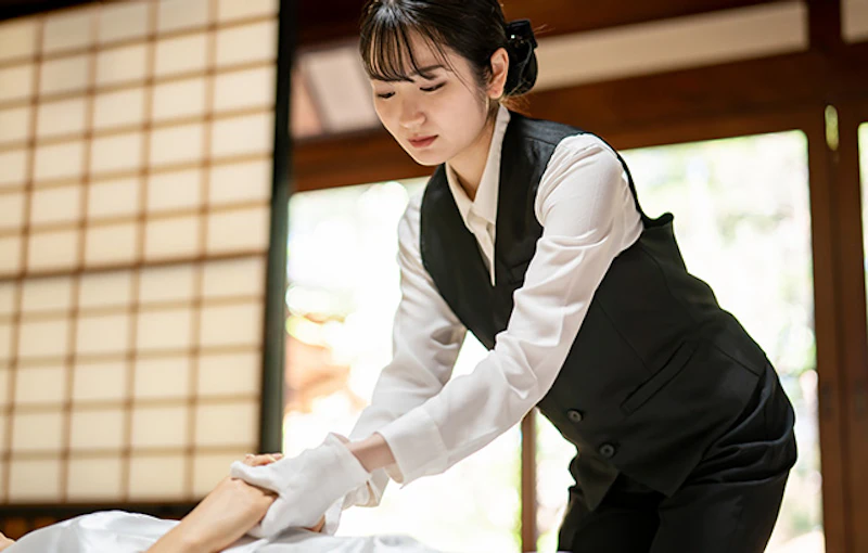 白装束と死装束の違いとは？着せる理由や宗教別の着せ方・意味も解説｜小さなお葬式