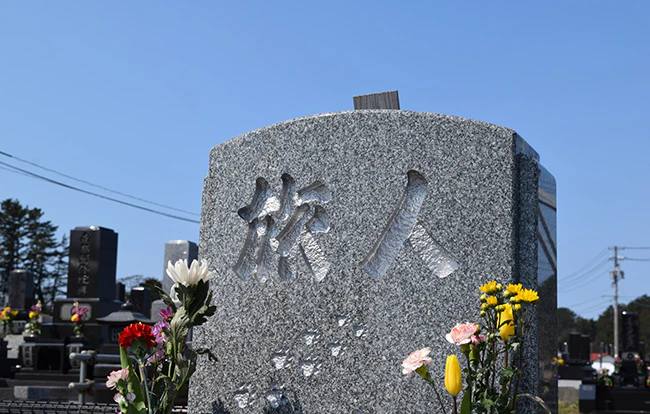 故人に想いを馳せる墓碑銘とは？その意味と刻む文字例、費用の目安を解説