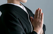 お葬式で着物は誰が着る？マナーやポイント、洋礼服を選択する際の注意点も解説
