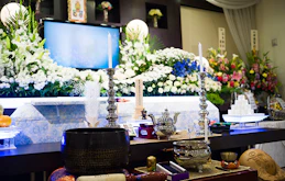 浄土宗の葬儀で飾る祭壇とは？特徴・式次第・作法を詳しく解説