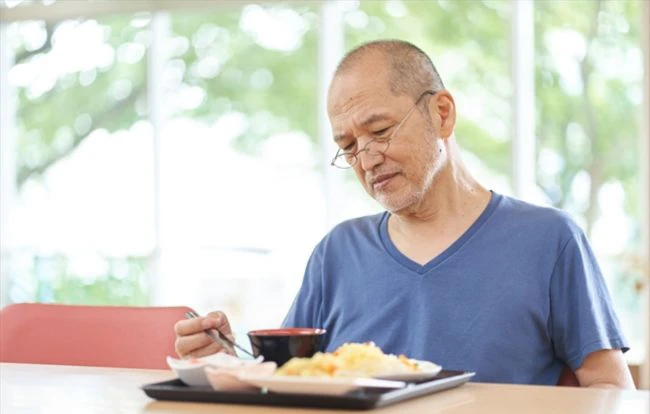 高齢者が食欲不振や寝てばかりになってしまう理由とは？原因や対処法を解説