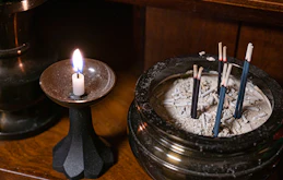 仏壇に線香をあげる意味とは？作法や宗派別の本数について詳しく解説
