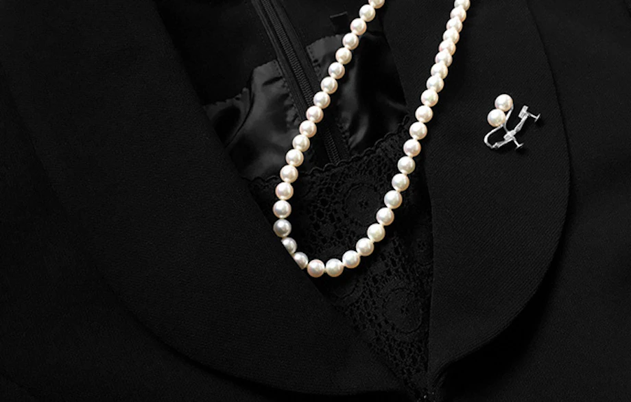 法事における女性の「平服」とは?服装やメイクなどのマナーを解説