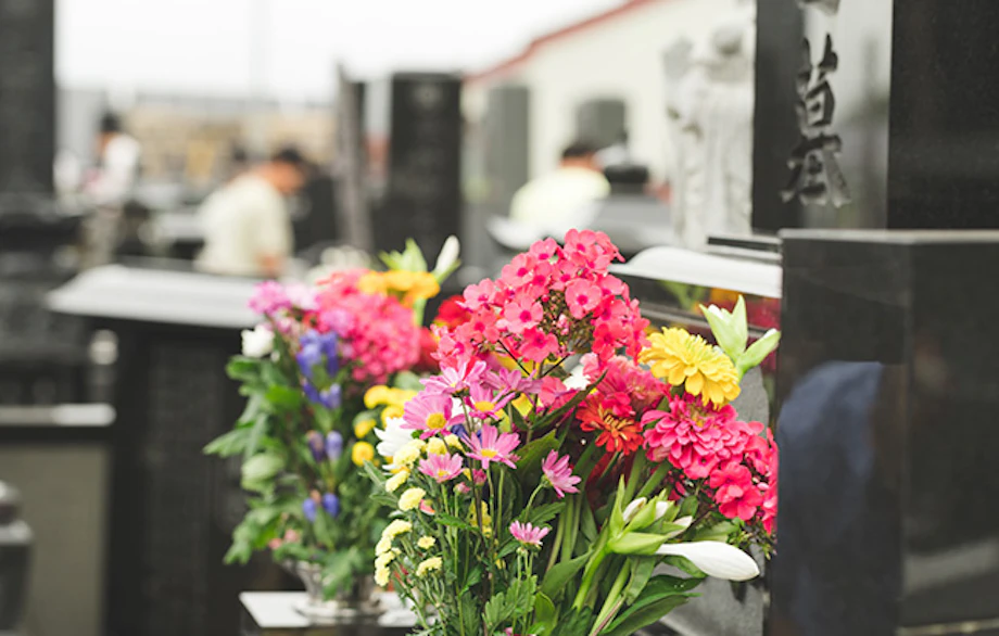 お墓参りでお供えする花の選び方とは？種類や供え方や注意点を知っておこう！