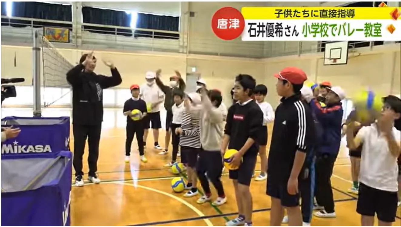 久光スプリングス元選手の石井優希さんが小学校でバレーボール教室