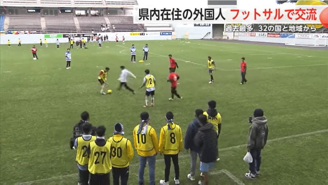 県内在住の外国人がフットサル大会で交流