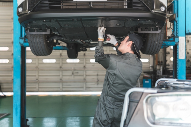 自動車整備工場のチャットボット活用ガイド｜電話が取れない現場で車検予約と問い合わせを自動化する