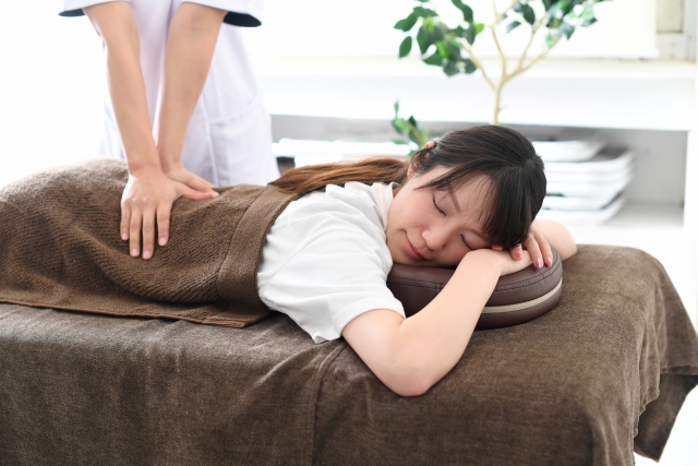 整骨院のチャットボット活用ガイド｜「保険は使えますか」の電話を減らす方法【接骨院向け】