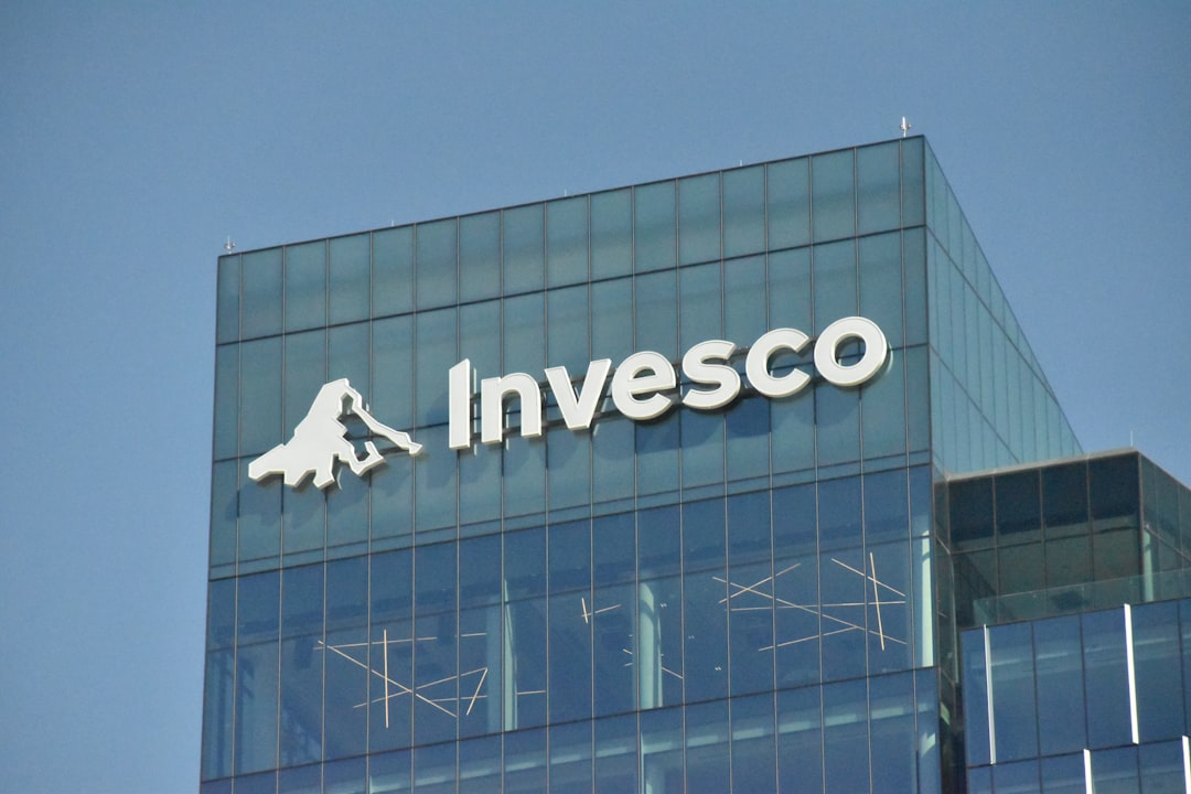 東証プライム上場の大手M&A仲介会社4社の特徴を表すビジネスビルのイメージ