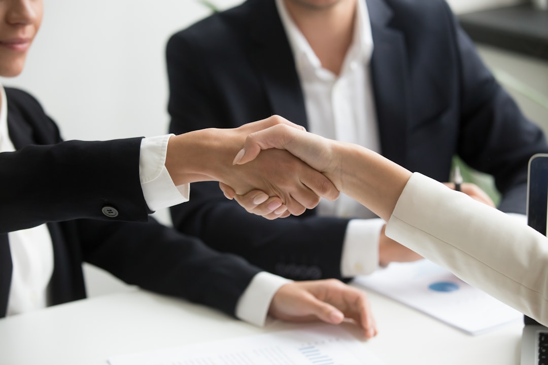 上場企業への会社売却で売り手が押さえる2軸（適時開示のタイミングと対価の受け取り方）を検討する経営者