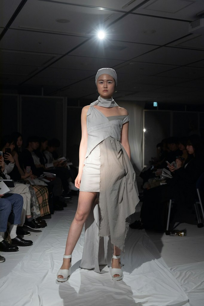 立教大学服飾デザイン研究会によるファッションショー「tone」