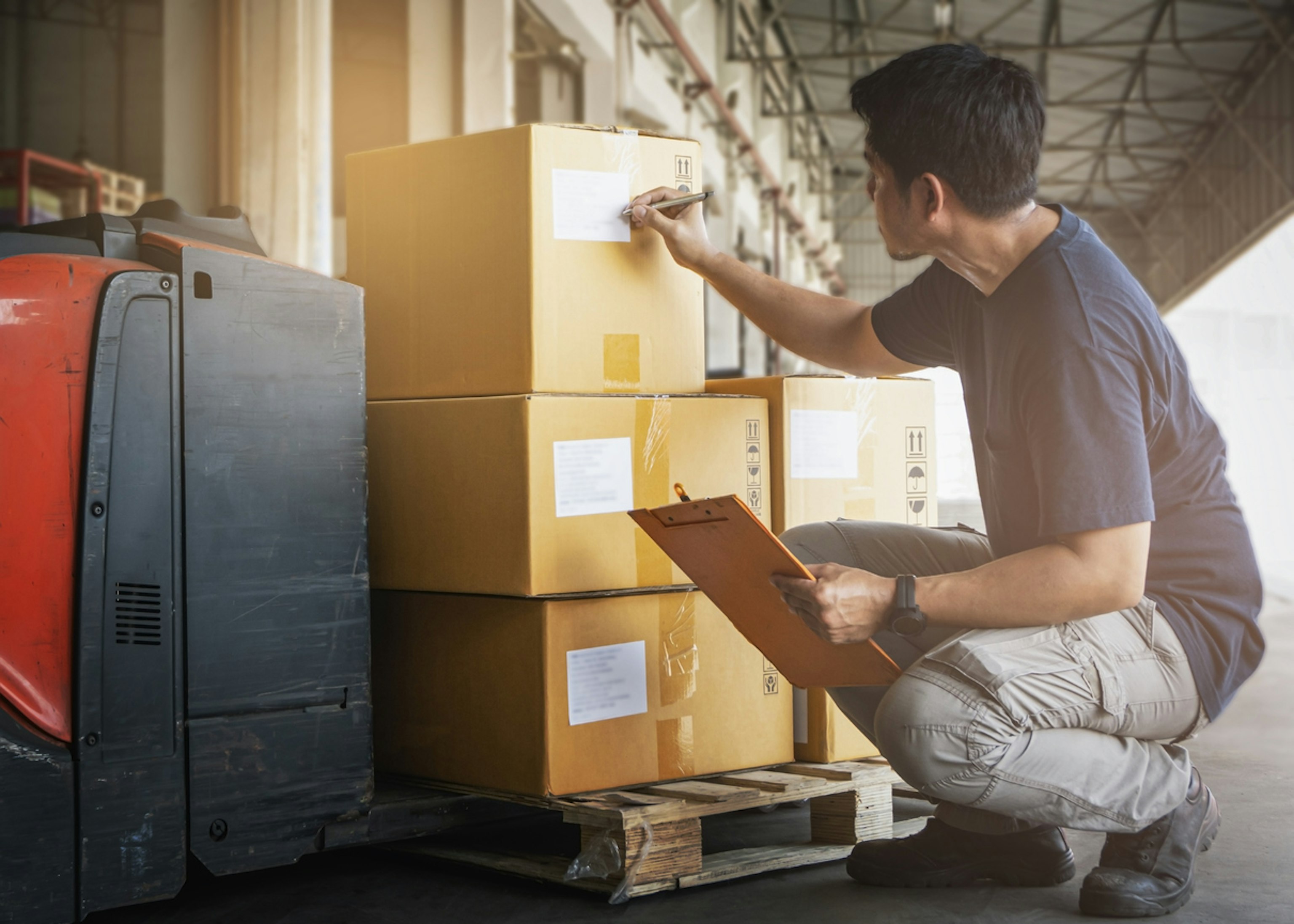 荷役とは?基本の定義から効率化、安全性のポイントまで徹底解説