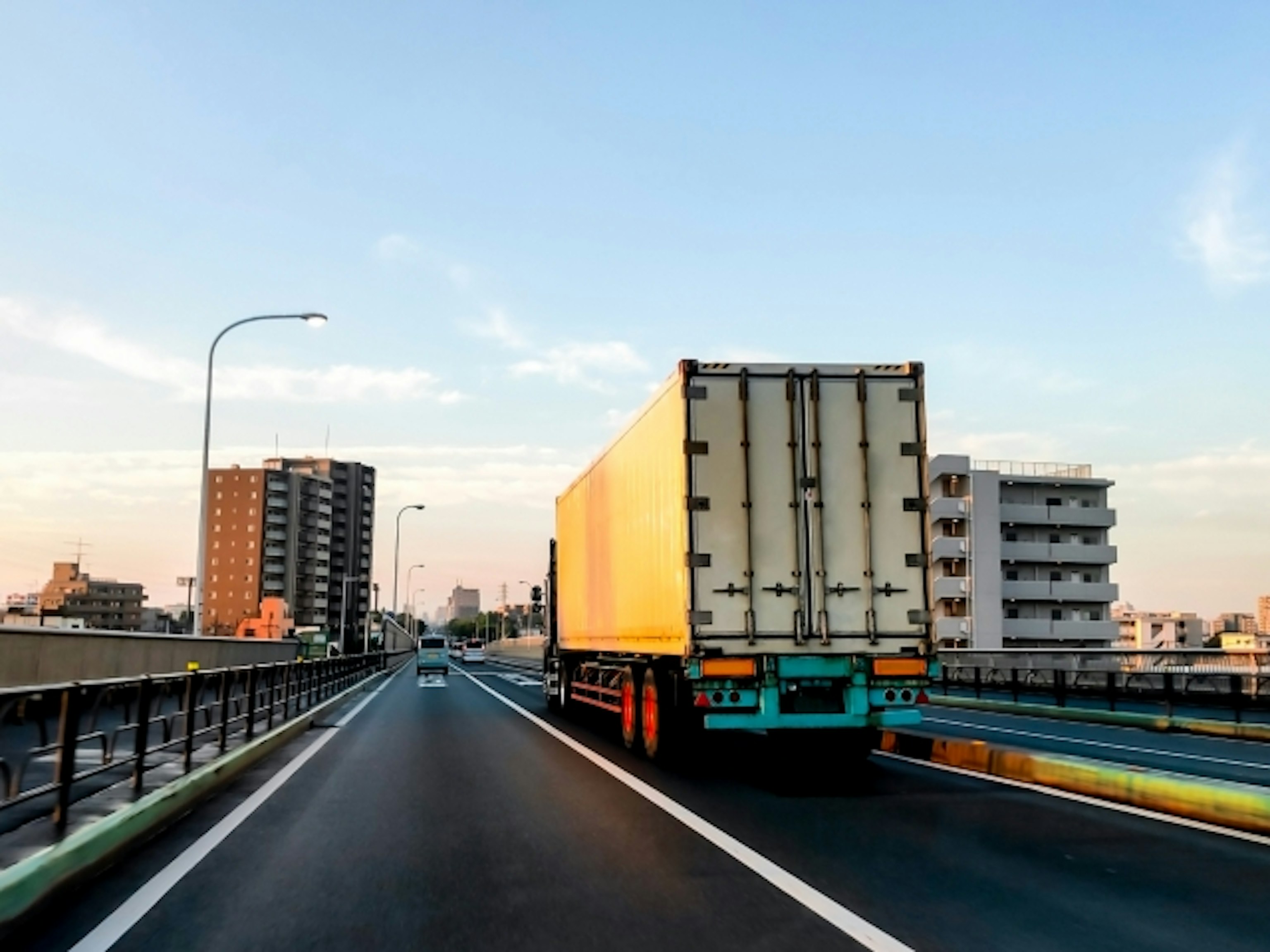 未経験から目指せる!大型トラックドライバーという仕事の魅力とリアル