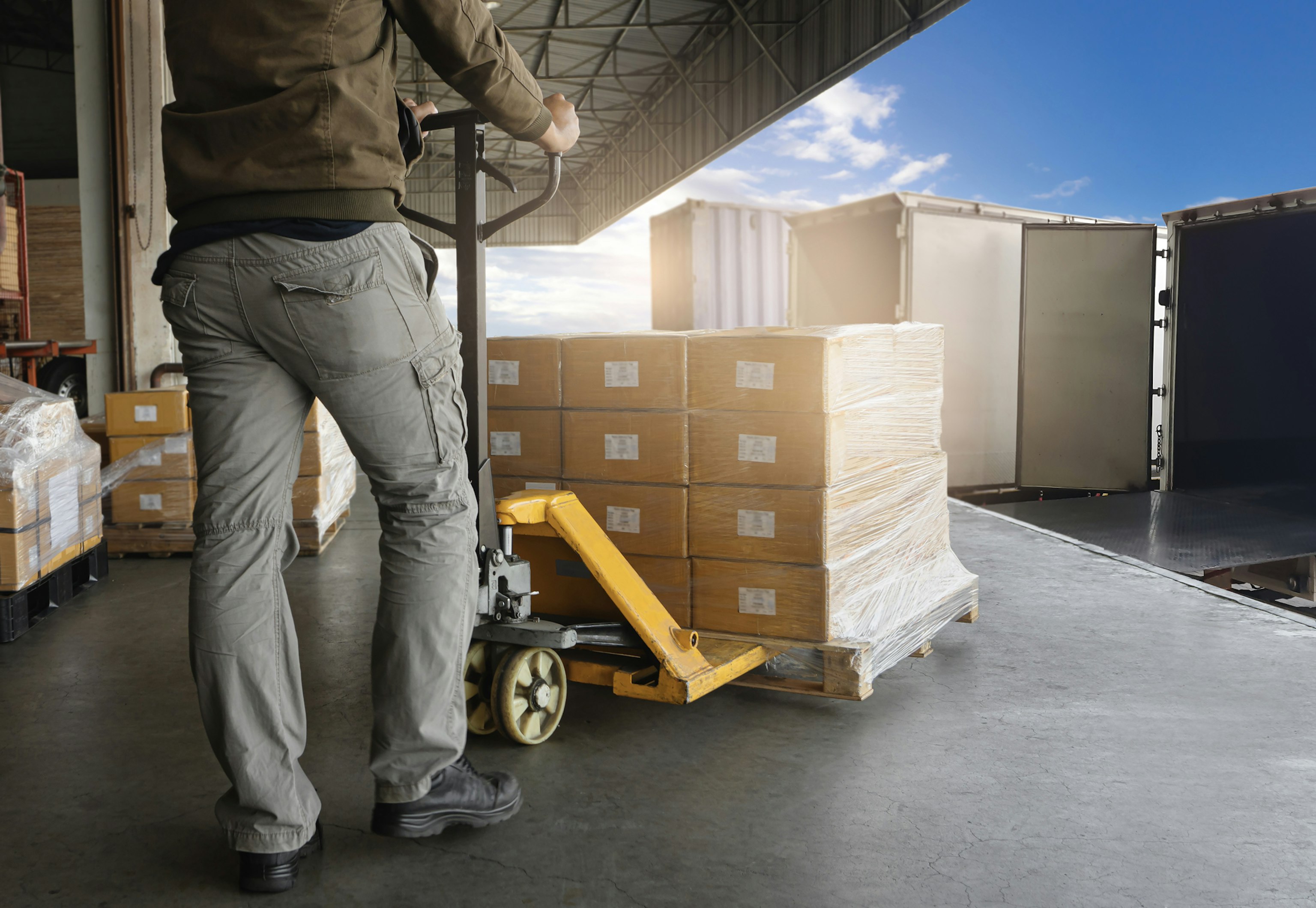 荷役作業の現状と課題とは?具体的な解決策も紹介