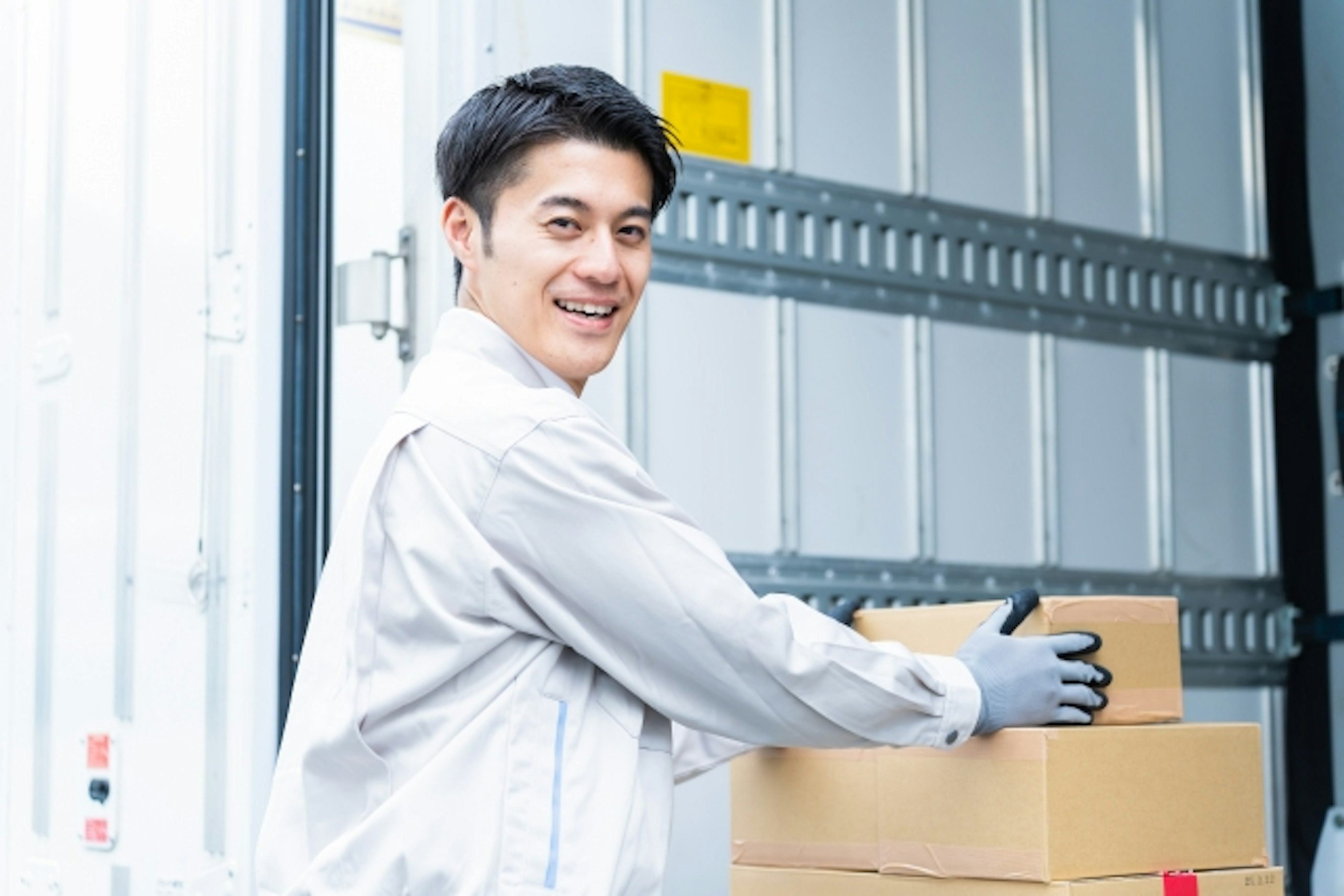 荷役とは？主な作業内容や物流現場の課題、効率化する方法を解説
