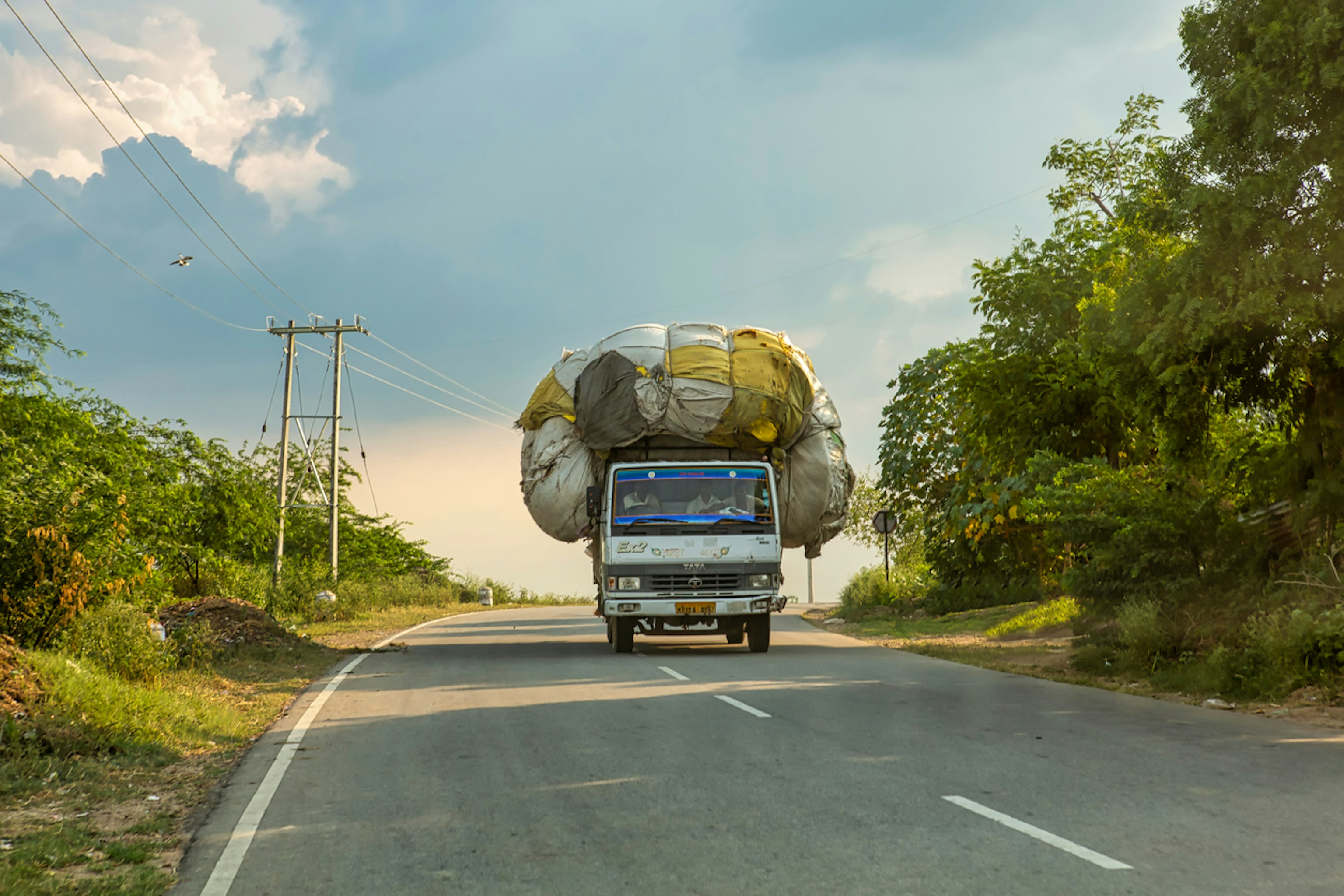 過積載の取り締まりの概要や罰則、取り組みを解説