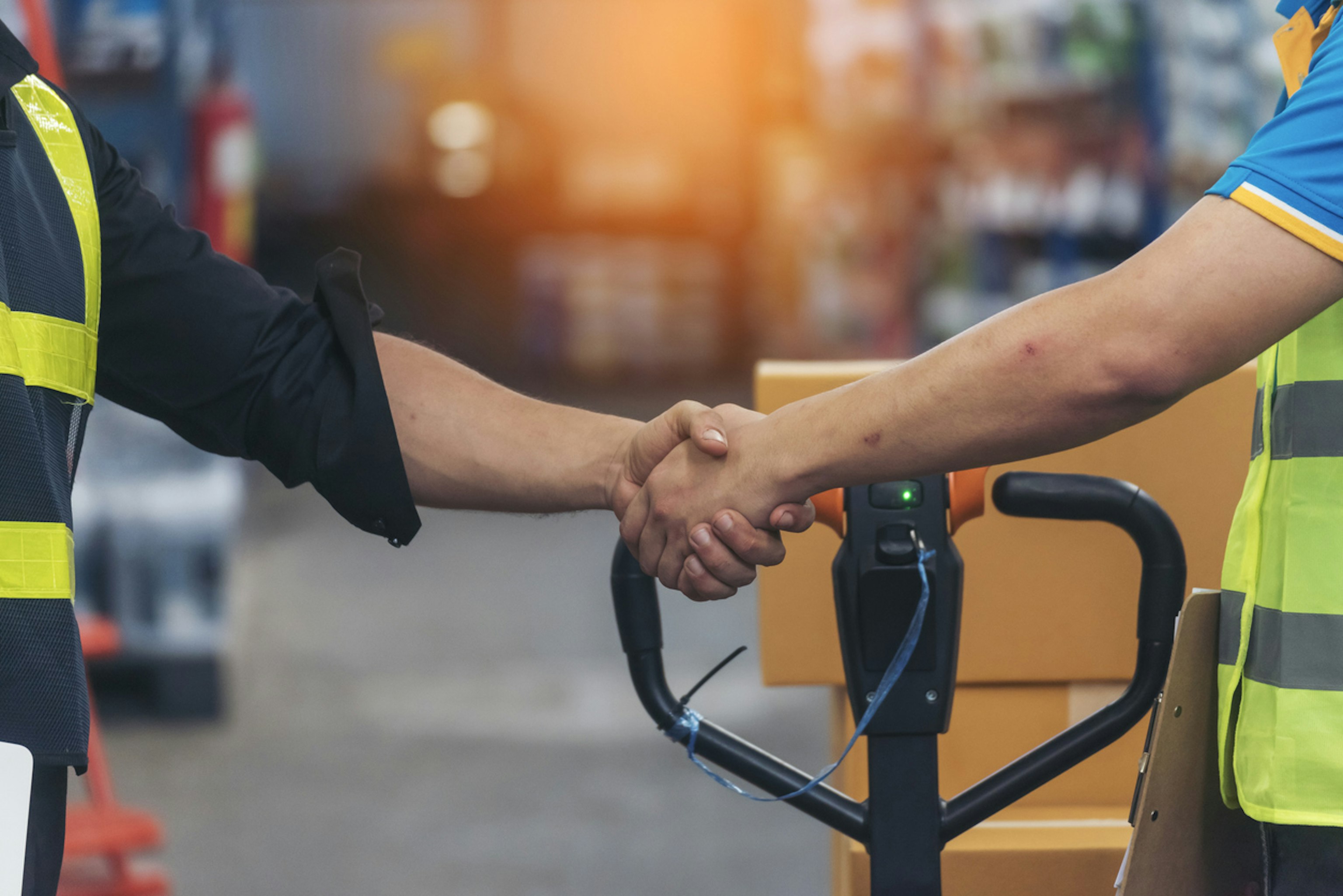 物流のアウトソーシングとは?メリット・デメリットと業者選定を解説