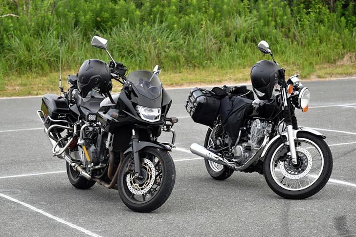 駐車場にバイクが2台並んでいる